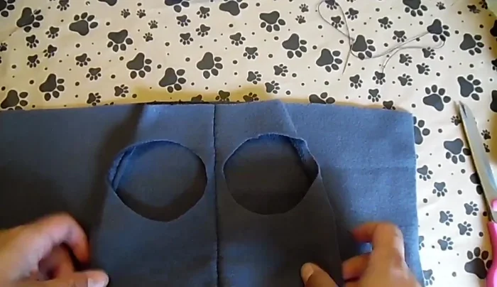 Voltear el gorro del revés y coser la orilla. Hacer un doblez de aproximadamente 1 cm en todo el borde del gorro, planchar si se desea, y coser para asegurar el doblez.