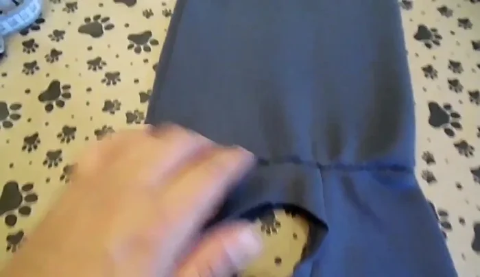 Voltear el gorro del revés y coser la orilla. Hacer un doblez de aproximadamente 1 cm en todo el borde del gorro, planchar si se desea, y coser para asegurar el doblez.