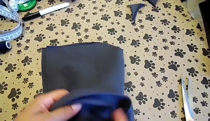 Voltear el gorro del revés y coser la orilla. Hacer un doblez de aproximadamente 1 cm en todo el borde del gorro, planchar si se desea, y coser para asegurar el doblez.