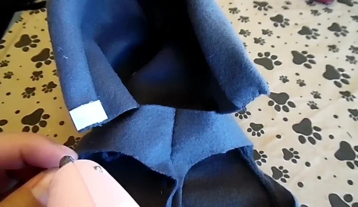 (Opcional) Pegar velcro en el interior del gorro para un mejor ajuste.