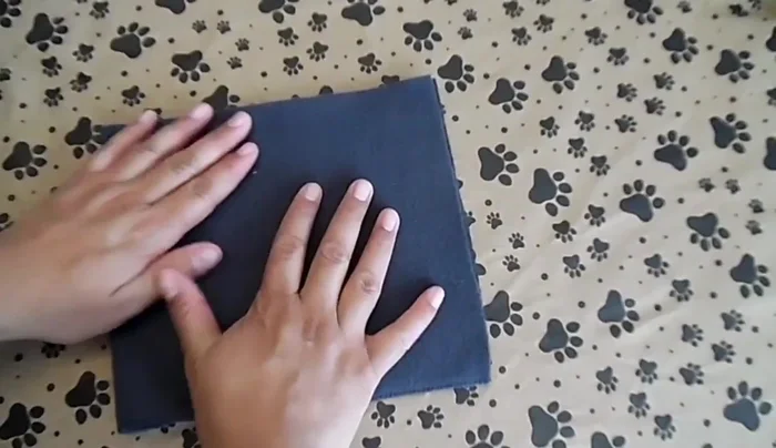 Cortar el exceso de tela. Voltear el chaleco del revés para tomar medidas del cuello (5 pulgadas).