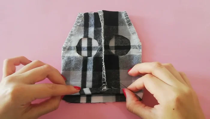 Hacer la basta: Doblar la tela dos veces y coser el borde para crear la basta.