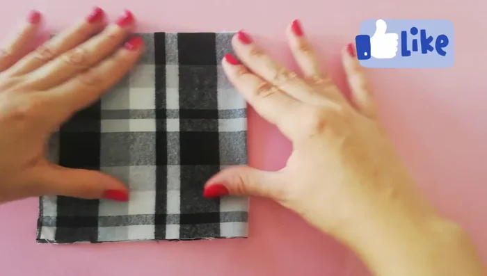 Sellar los bordes: Sella los bordes de las aberturas de las patas con un encendedor para evitar que se deshilachen.