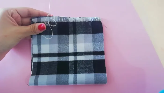 Sellar los bordes: Sella los bordes de las aberturas de las patas con un encendedor para evitar que se deshilachen.