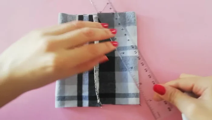 Sellar los bordes: Sella los bordes de las aberturas de las patas con un encendedor para evitar que se deshilachen.