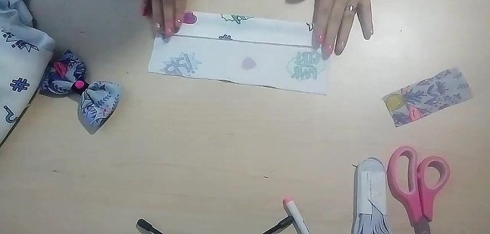 Doblar las partes superior e inferior hacia el centro, sobre la marca central, creando pliegues. Planchar para fijar.