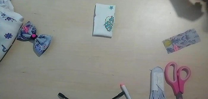 Colocar el fieltro dentro del moño y coserlo a mano (o pegarlo con pegamento textil).