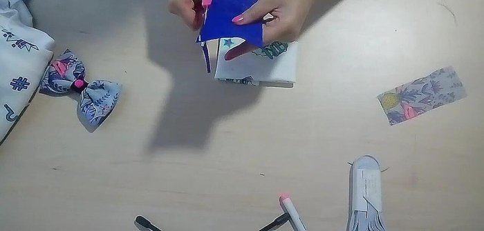 Colocar el fieltro dentro del moño y coserlo a mano (o pegarlo con pegamento textil).