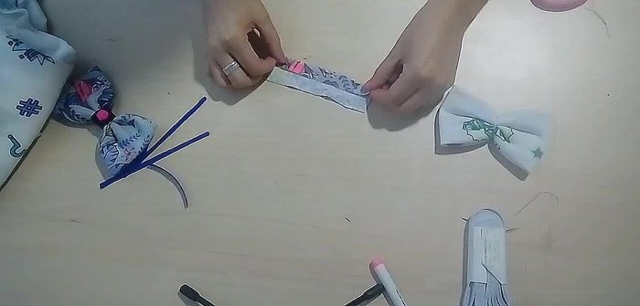 Cortar el exceso de hilo y decorar con una pepita o cinta.