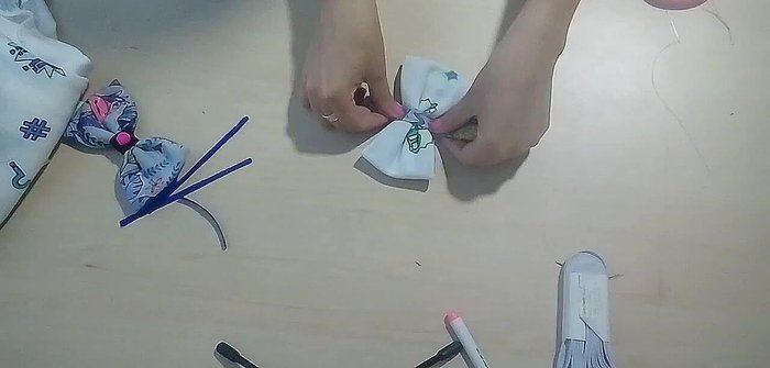 Cortar el exceso de hilo y decorar con una pepita o cinta.