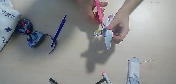 Cortar el exceso de hilo y decorar con una pepita o cinta.