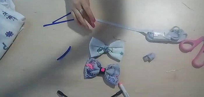 Pasar el elástico a través del lazo y anudar para sujetar al cuello de la mascota.