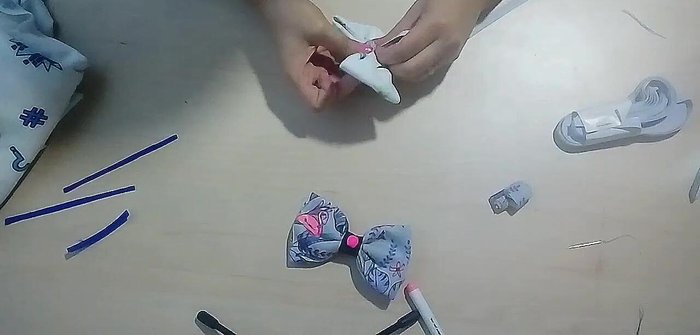 Pasar el elástico a través del lazo y anudar para sujetar al cuello de la mascota.