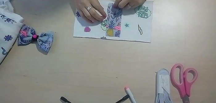 Cortar un rectángulo de tela (5cm x 26cm) para el centro del moño.