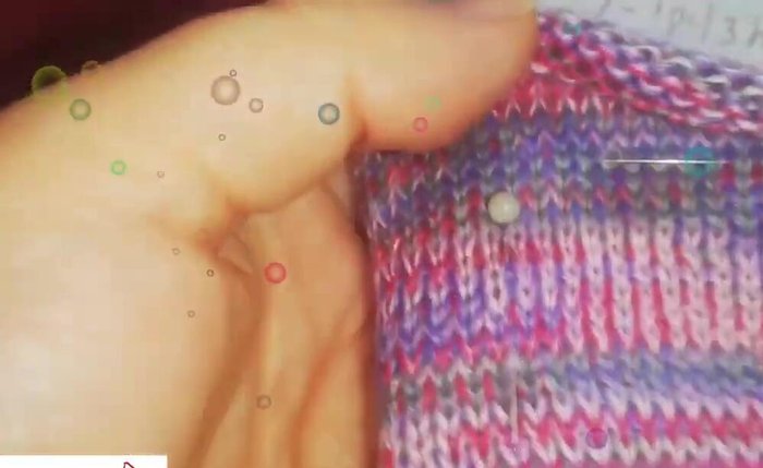 Tejer la parte principal de la prenda: En este caso, se teje en dos piezas (cuerpo y pechera). Se calcula la cantidad de puntos y hileras necesarios según la tensión del tejido y las medidas de la mascota. Se realizan disminuciones progresivas para dar forma a la prenda.