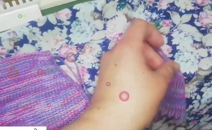 Coser las piezas: Se unen las dos piezas tejidas (cuerpo y pechera) dejando aberturas para las patas. Se realiza una costura sencilla.