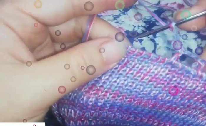 Acabado con crochet: Se realiza un borde de crochet sencillo alrededor del cuello y los bordes de la prenda para un acabado más prolijo y decorativo.