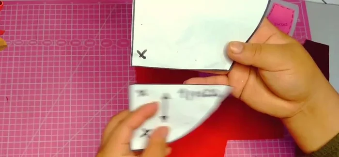 Tira para el cinturón: Medir el ancho de la tira en el molde, restar 2 cm (1 cm por cada lado) y agregar el margen de costura (aprox. 1 cm por lado). Cortar una tira con las medidas resultantes.