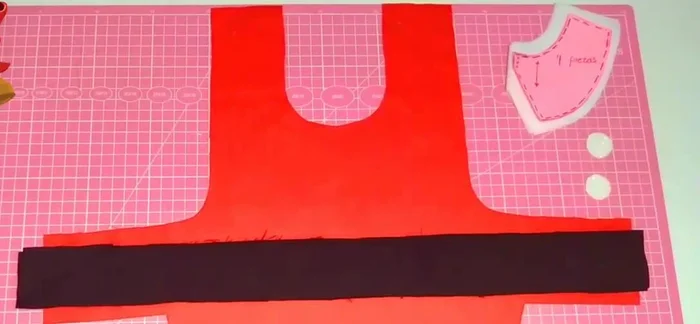 Tira para el cinturón: Medir el ancho de la tira en el molde, restar 2 cm (1 cm por cada lado) y agregar el margen de costura (aprox. 1 cm por lado). Cortar una tira con las medidas resultantes.