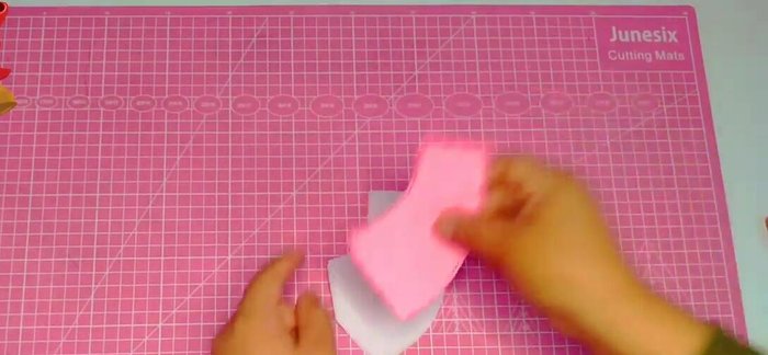 Cuello: Cortar dos piezas (ya que el patrón está en doblez).