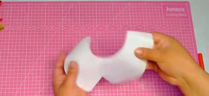 Pasar un pespunte alrededor del cuello para asegurar el acabado.