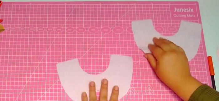 Pasar un pespunte alrededor del cuello para asegurar el acabado.