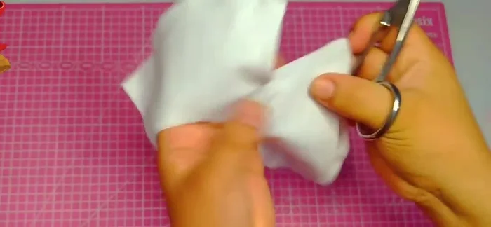 Pasar un pespunte alrededor del cuello para asegurar el acabado.