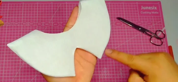 Pasar un pespunte alrededor del cuello para asegurar el acabado.