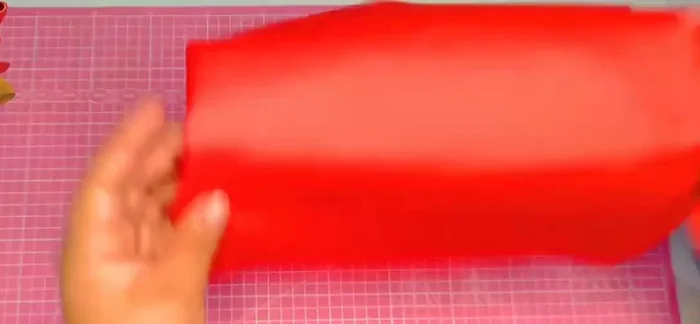 Colocar el cuello a la capa.