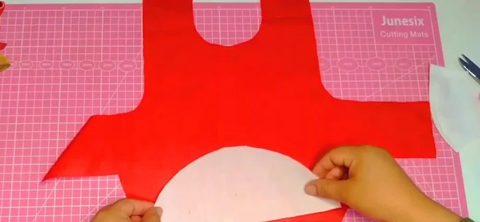 Colocar el cuello a la capa.