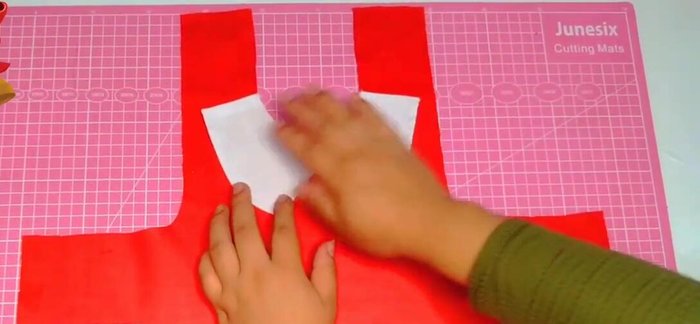 Colocar el cuello a la capa.