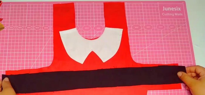 Voltear la tira y planchar. Pasar un pespunte en ambos lados para fijar la tira.