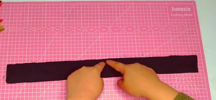 Voltear la tira y planchar. Pasar un pespunte en ambos lados para fijar la tira.