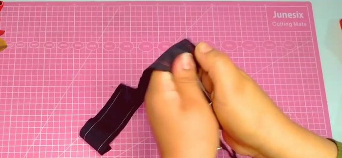 Voltear la tira y planchar. Pasar un pespunte en ambos lados para fijar la tira.