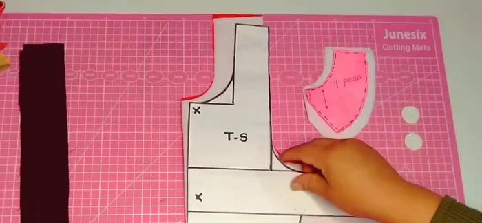 Tira para el cinturón: Medir el ancho de la tira en el molde, restar 2 cm (1 cm por cada lado) y agregar el margen de costura (aprox. 1 cm por lado). Cortar una tira con las medidas resultantes.