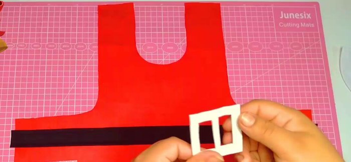 Colocar el cuello a la capa, sujetando con alfileres.