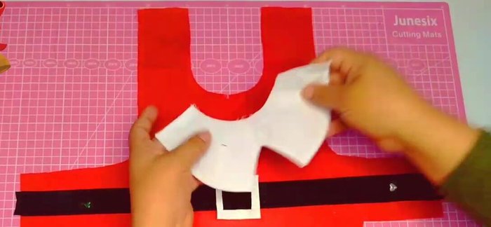 Coser la tira hasta el punto indicado en la capa para asegurarla.