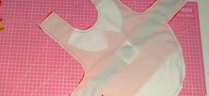 Coser la tira hasta el punto indicado en la capa para asegurarla.