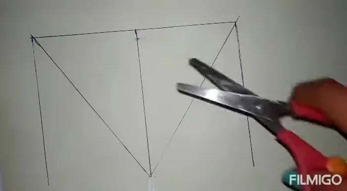 Doblar el molde por la mitad y cortar para crear la forma final.