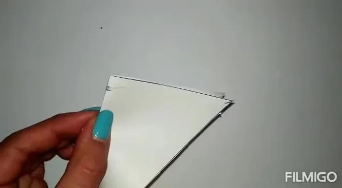 Doblar el molde por la mitad y cortar para crear la forma final.