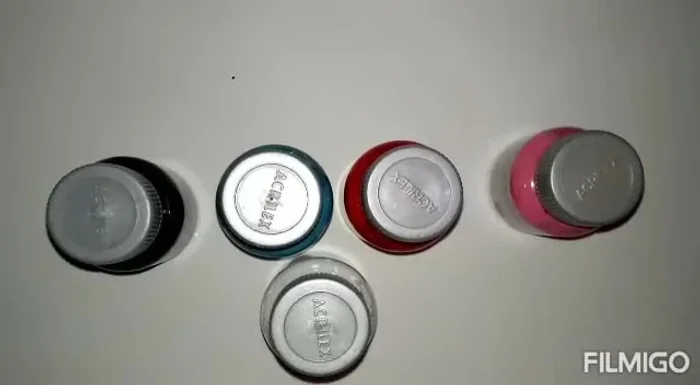 Pintar la tela con la esponja y las pinturas para tela. Usar diferentes colores y dejar secar.