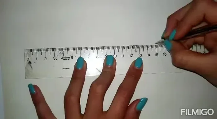 Doblar el molde por la mitad y cortar para crear la forma final.