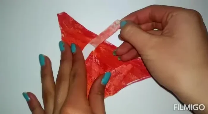 Una vez seca la pintura, retirar la cinta.