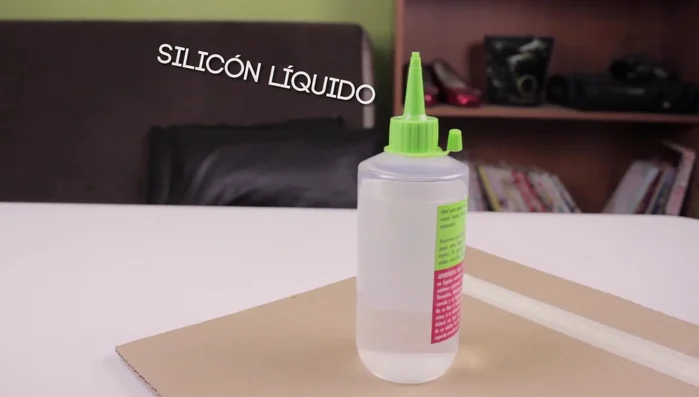 Hacer un orificio en cada esquina para los palos de madera.