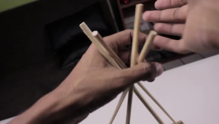 Unir los extremos superiores con cinta de papel, como una casa de campaña, y reforzar con silicón líquido y mecate.