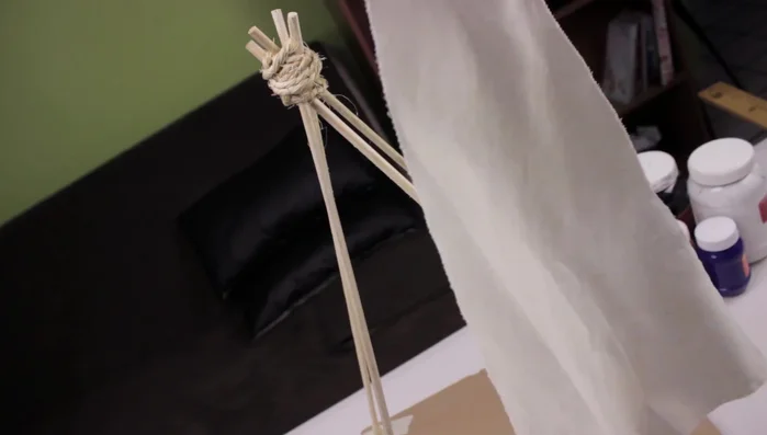 Agregar dibujos con pintura acrílica (huellas, huesos).