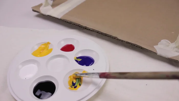 Agregar dibujos con pintura acrílica (huellas, huesos).