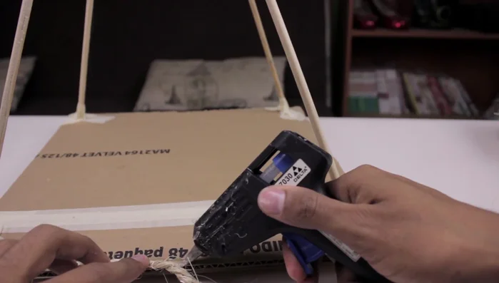 Pegar la tela estampada con silicón líquido.