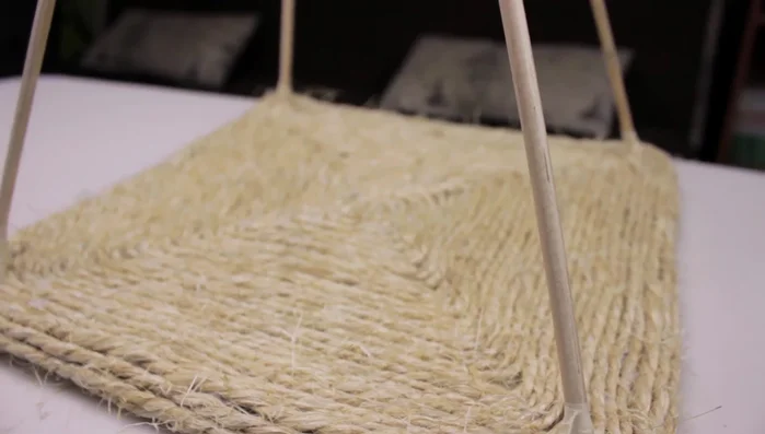 Pegar la tela estampada con silicón líquido.