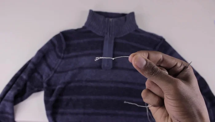 Voltear de nuevo y coser las mangas al costado hasta la mitad.